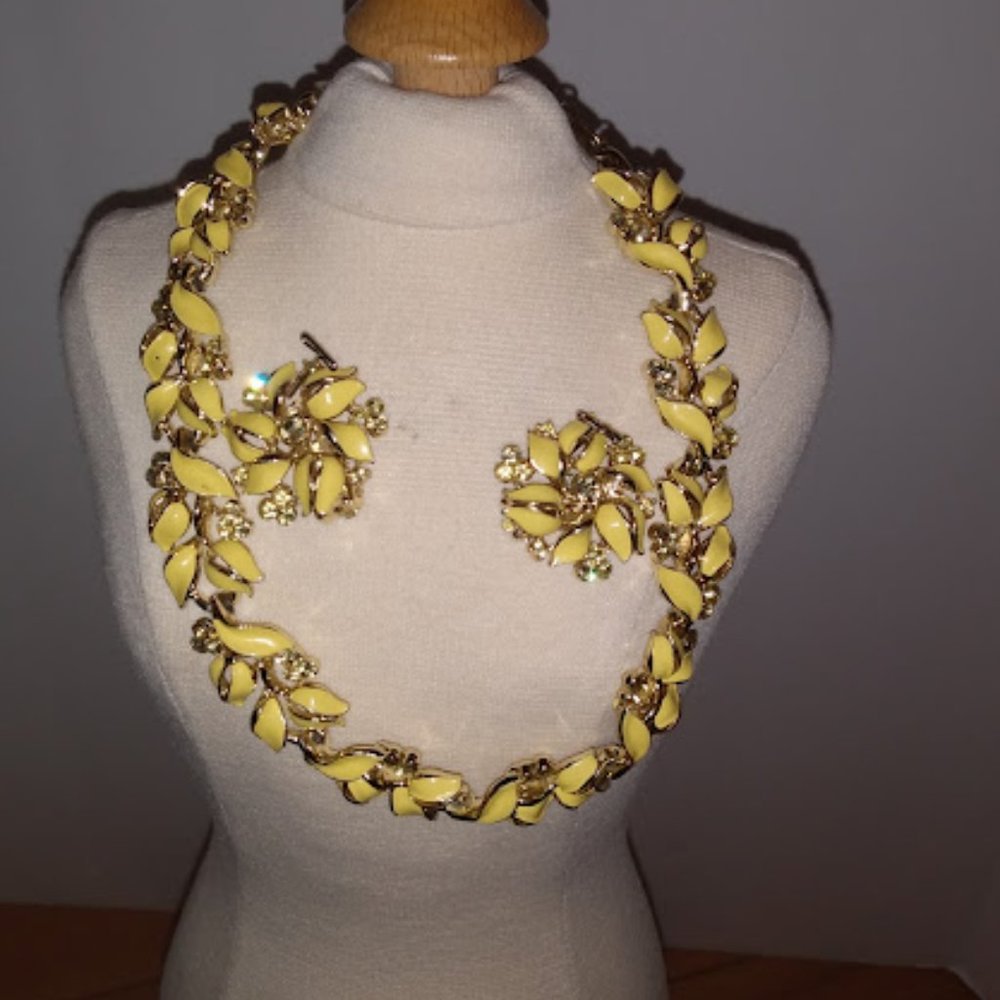 Vintage Lisner: Necklace and clip earrings